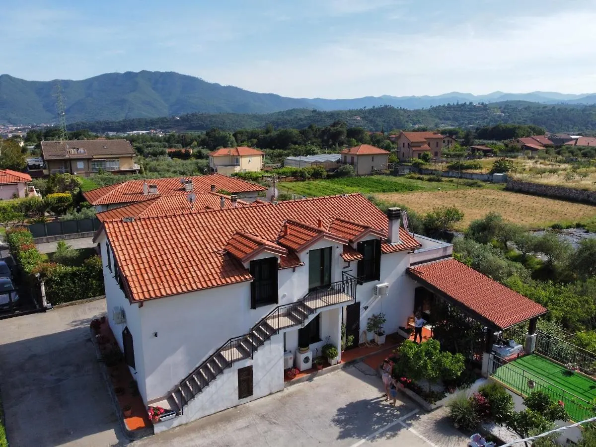 Villa Marco Aurelio Cisano sul Neva 0*,